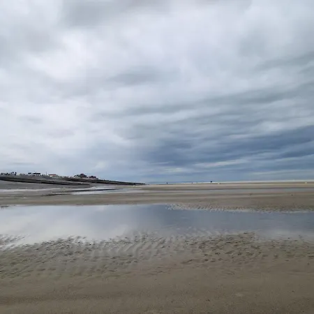 Les Amoureux De La Baie Favières